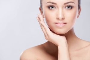 عملية دهون الخدين وفوائدها وأثارها الجانبية